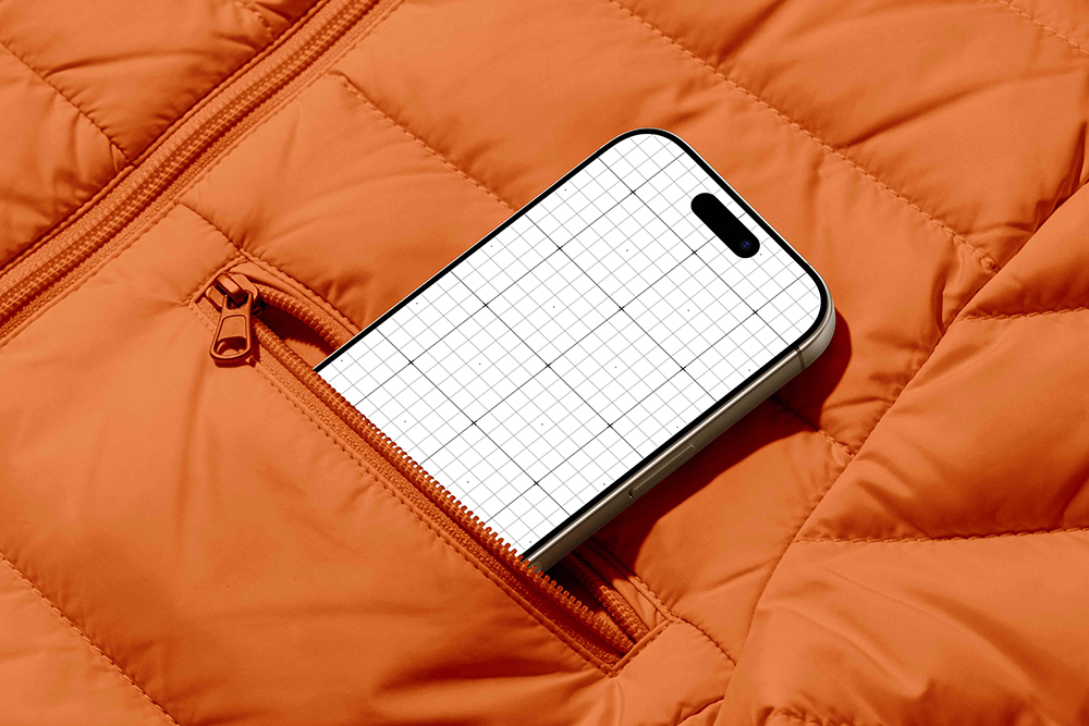 iPhone 17 Pro Max手机揣兜效果样机展示，呈现手机放入口袋的真实使用场景与设计细节